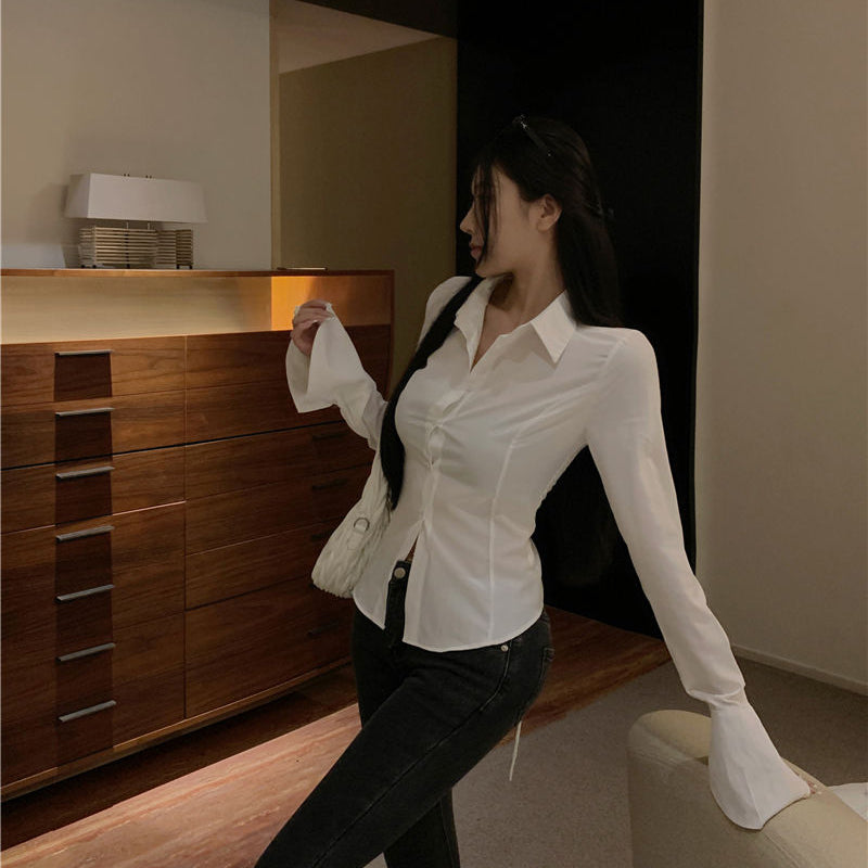 Sırtı Bağcıklı Beyaz Gömlek – Feminen ve Şık Tasarım