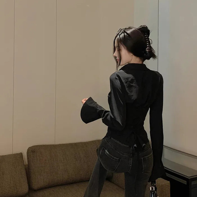 Sırtı Bağcıklı Beyaz Gömlek – Feminen ve Şık Tasarım