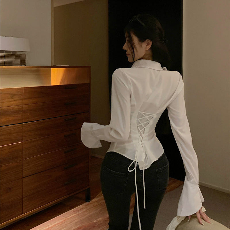 Sırtı Bağcıklı Beyaz Gömlek – Feminen ve Şık Tasarım