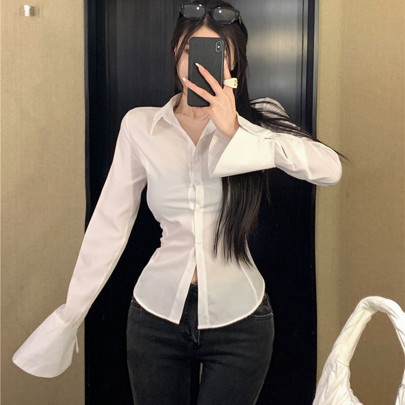 Sırtı Bağcıklı Beyaz Gömlek – Feminen ve Şık Tasarım