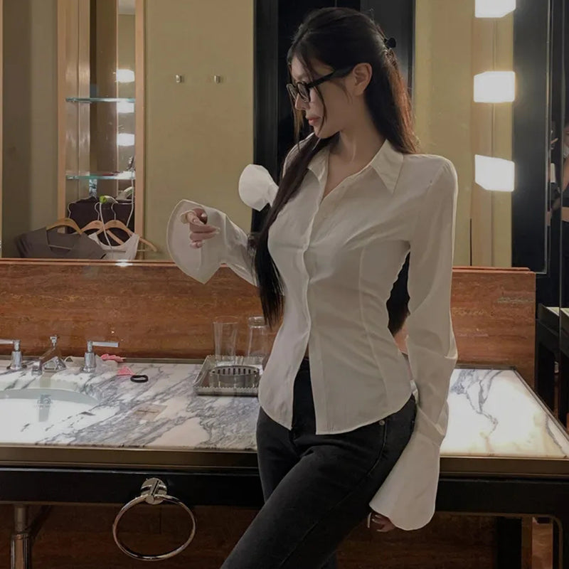 Sırtı Bağcıklı Beyaz Gömlek – Feminen ve Şık Tasarım