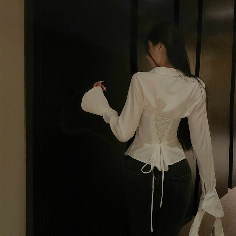 Sırtı Bağcıklı Beyaz Gömlek – Feminen ve Şık Tasarım