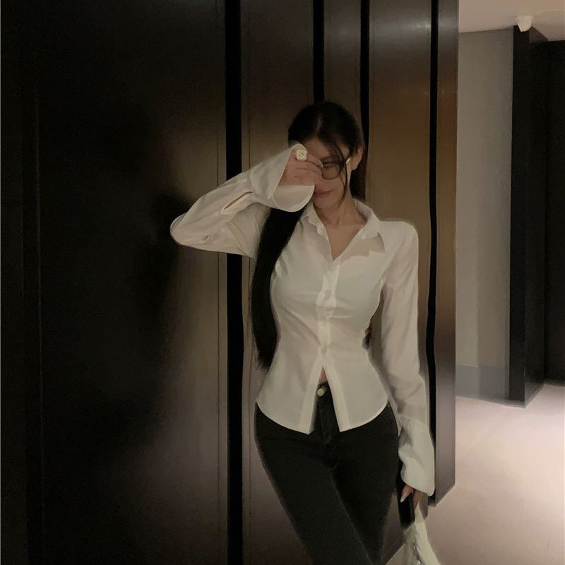 Sırtı Bağcıklı Beyaz Gömlek – Feminen ve Şık Tasarım